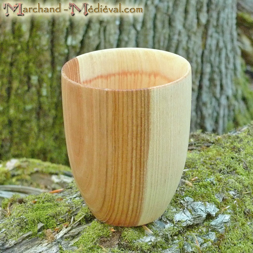 Mittelalterliche Holzbecher aus Esche