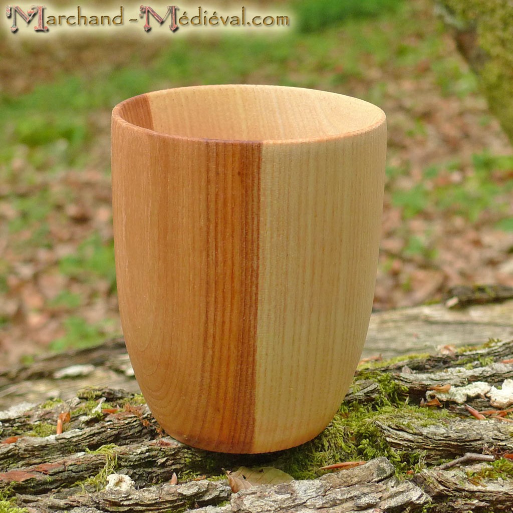 Mittelalterliche Holzbecher aus Esche